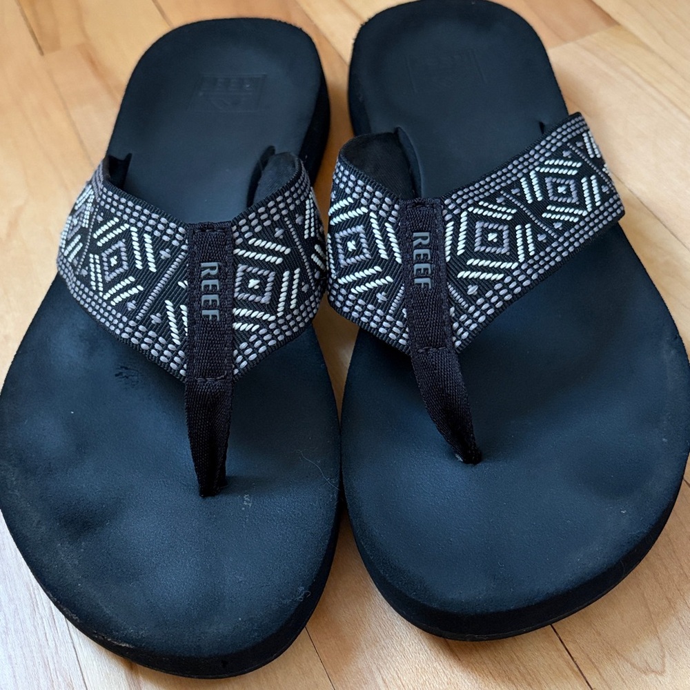 Reef spring woven women’s sandals size 8
Summer vacation poolside black white ☀️ - Picture 3 of 9